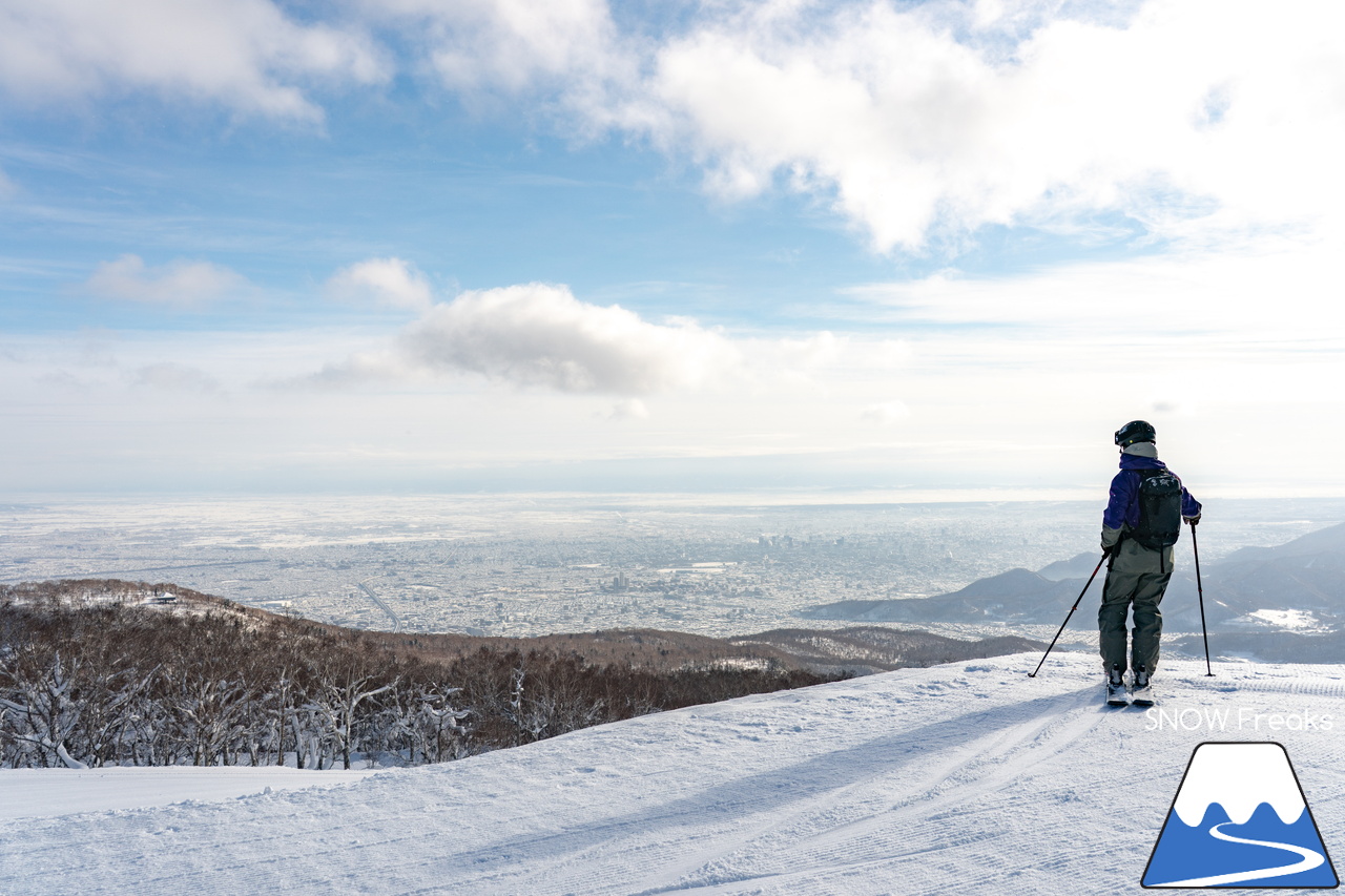 サッポロテイネ｜プロスキーヤー・中西太洋さんが、今季 SNOW Freaks 初登場。コンディション良好なゲレンデ＆パウダーを滑る、そして、撮る！